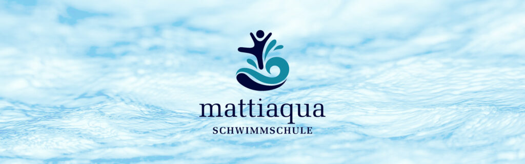 Wasser mit dem Logo von "Schwimmschule mattiaqua"  im Vordergrund