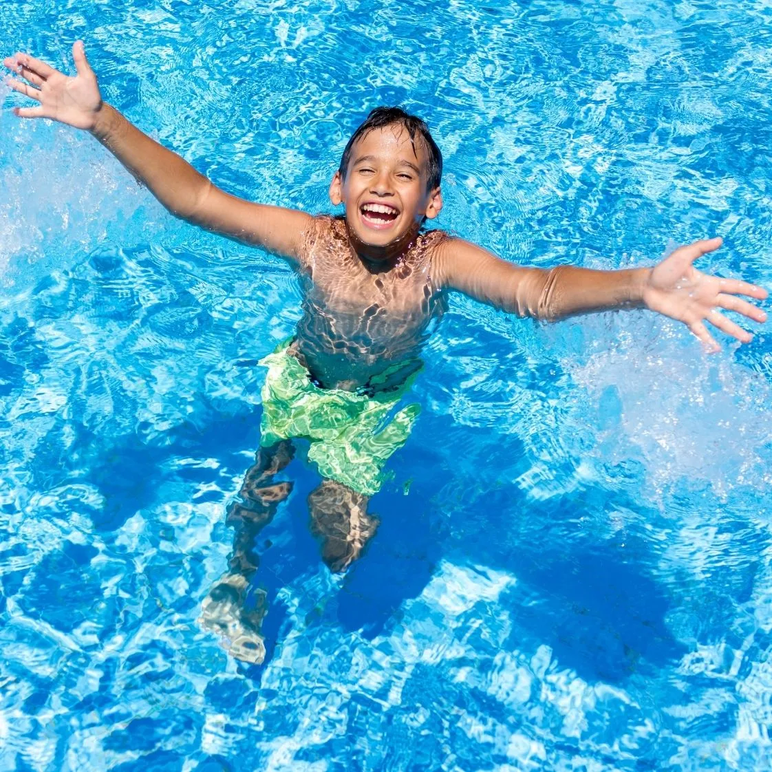 Kind im Schwimmbecken