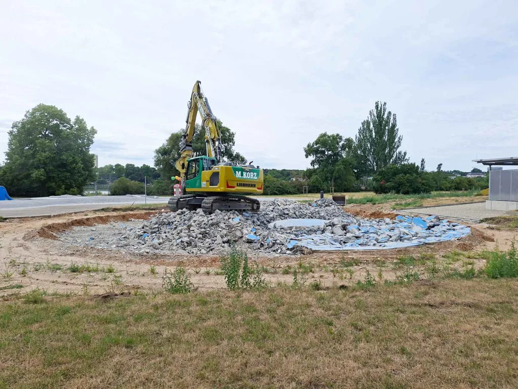 Bagger in Aktion auf dem Maaraue Gelände