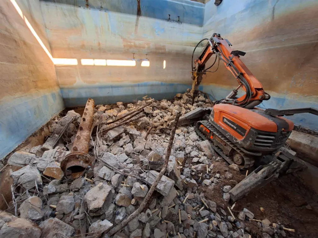 Bagger in Aktion im Schwimmbecken