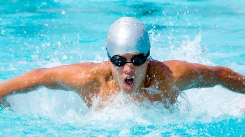 Schwimmer mit Schwimmbrille und Scwimmkappe