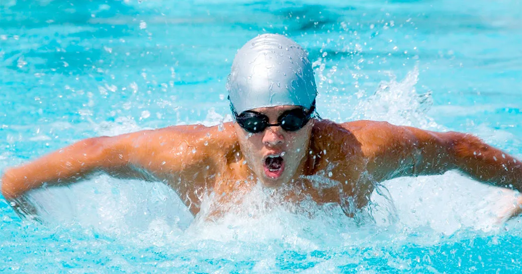 Schwimmer mit Schwimmbrille und Scwimmkappe