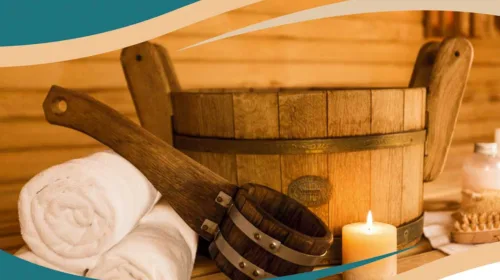 Ausschnitt in einer Sauna, zu sehen sind ein Wasserbottich und eine Kelle