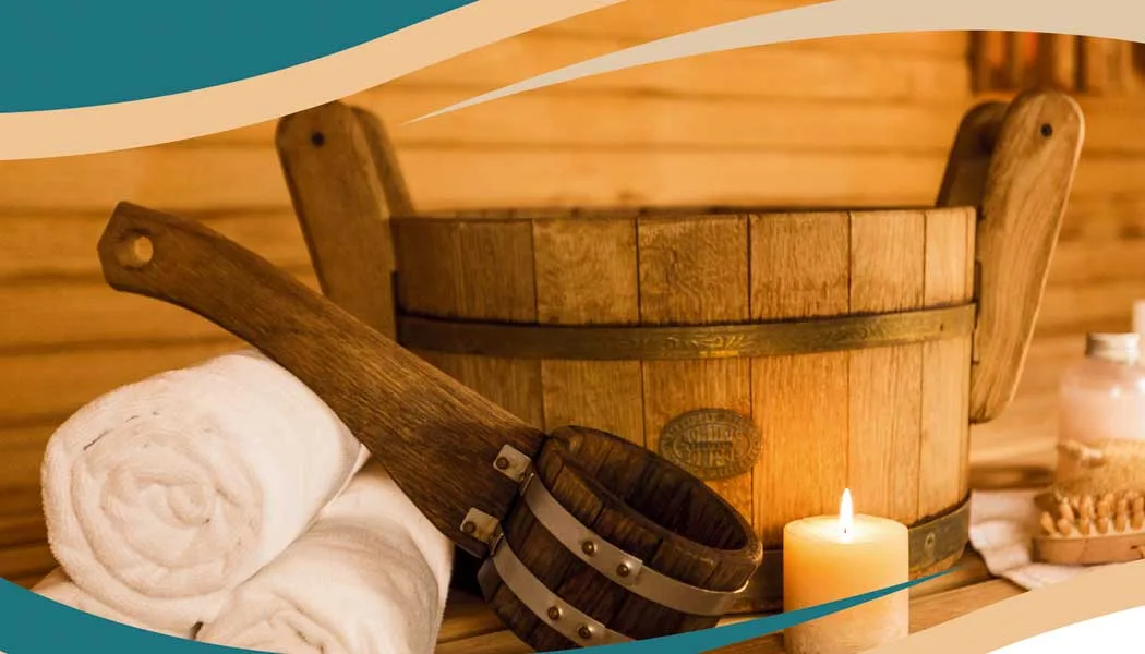 Ausschnitt in einer Sauna, zu sehen sind ein Wasserbottich und eine Kelle