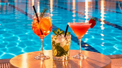 Cocktails stehen am Rand eines Schwimmbeckens