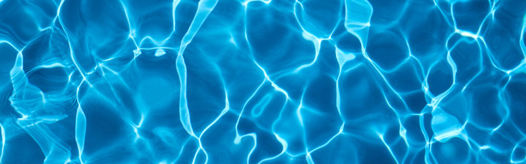 Wasser von oben im Schwimmbad