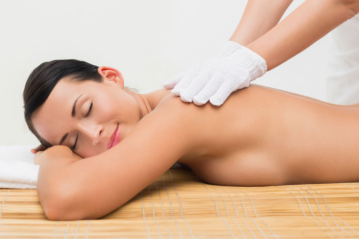 Massage einer Frau mit Massagehandschuhe