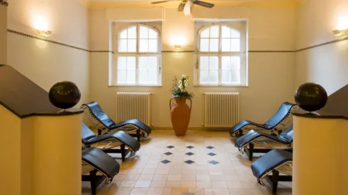Ruheraum der Kaiser-Friedrich-Therme, 6 Liegestühle stehen ich gegebnüber am Fenster