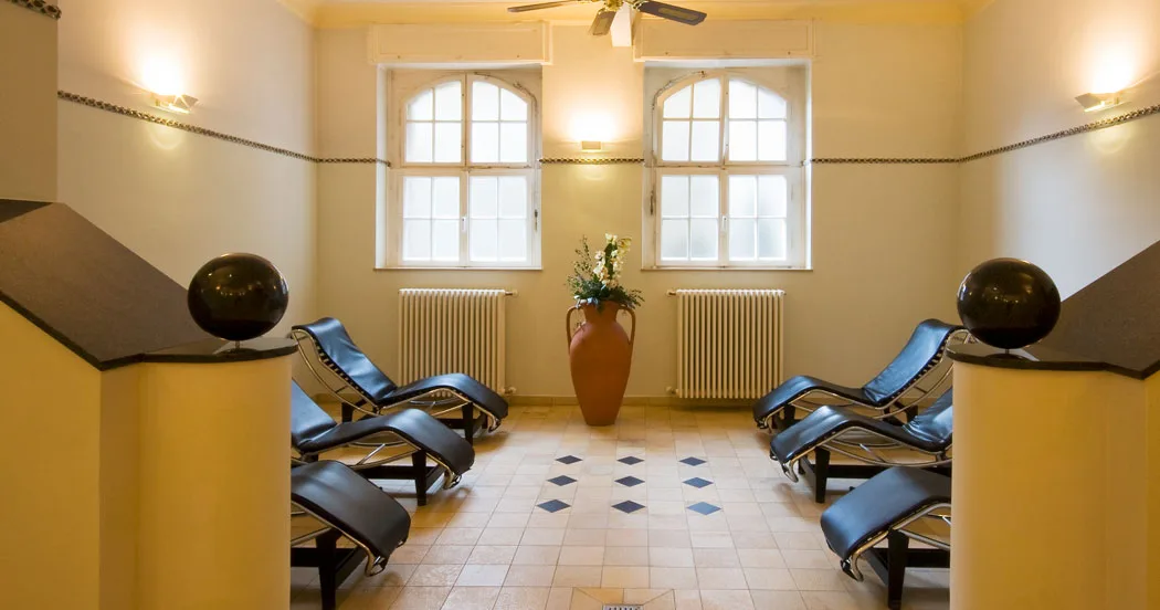Ruheraum der Kaiser-Friedrich-Therme, 6 Liegestühle stehen ich gegebnüber am Fenster