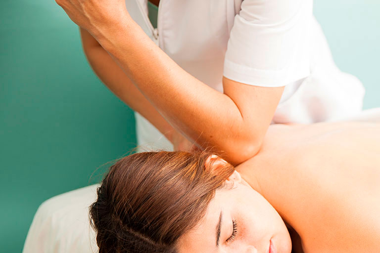 Massage mit Ellenbogen auf dem Rücken einer Frau