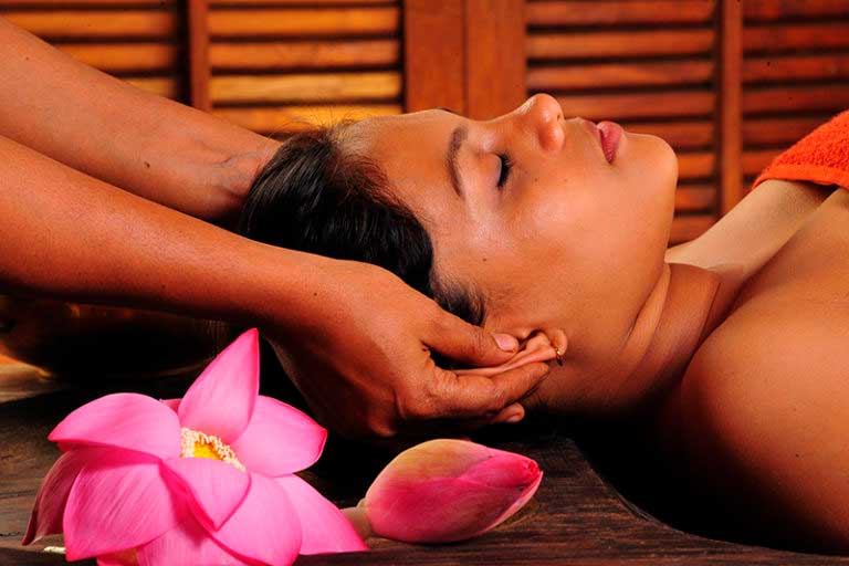 Massage am Kopf einer Frau