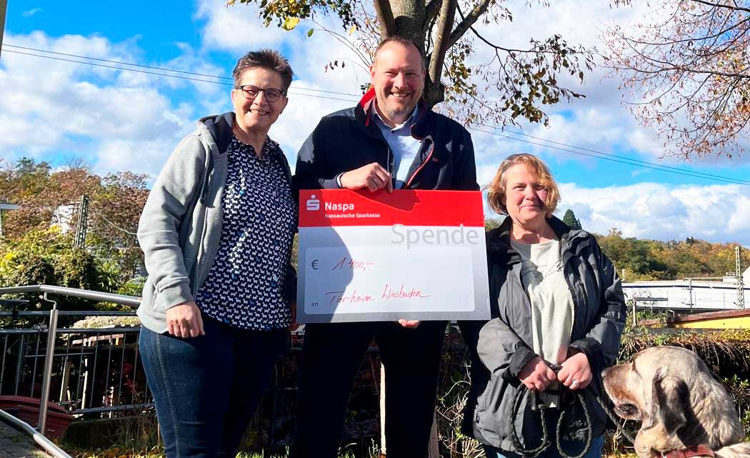 3Personen die einen übergroße Spendenquittung halten