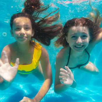 Tauchende Kinder im Pool