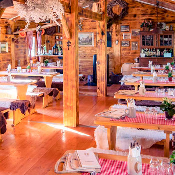 Ein Blick in die Hütte, mit Tische und Bänke