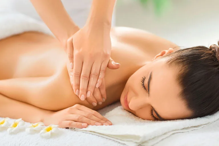 Frau bekommt eine Rückenmassage.