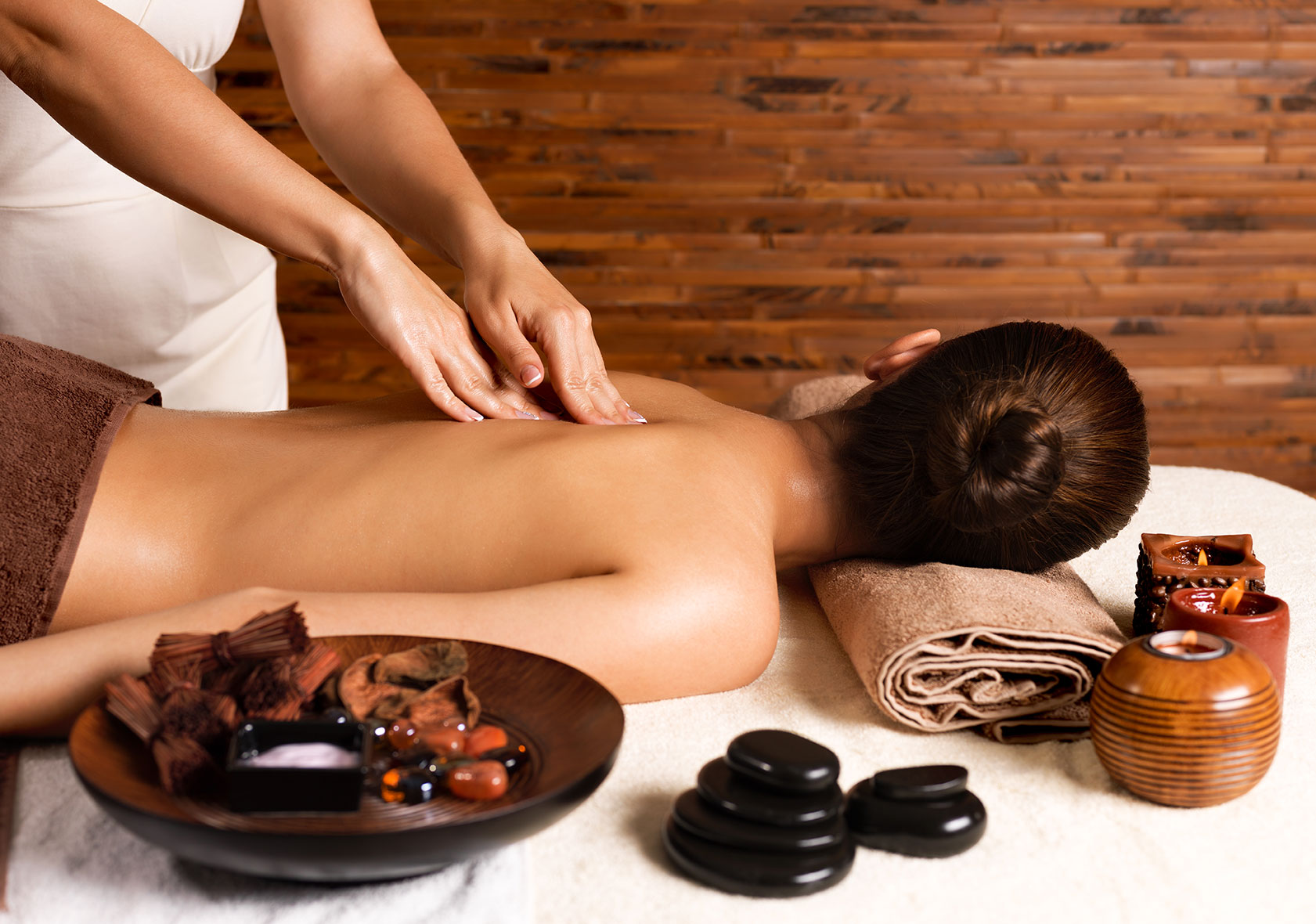 Massage am Rücken einer Frau