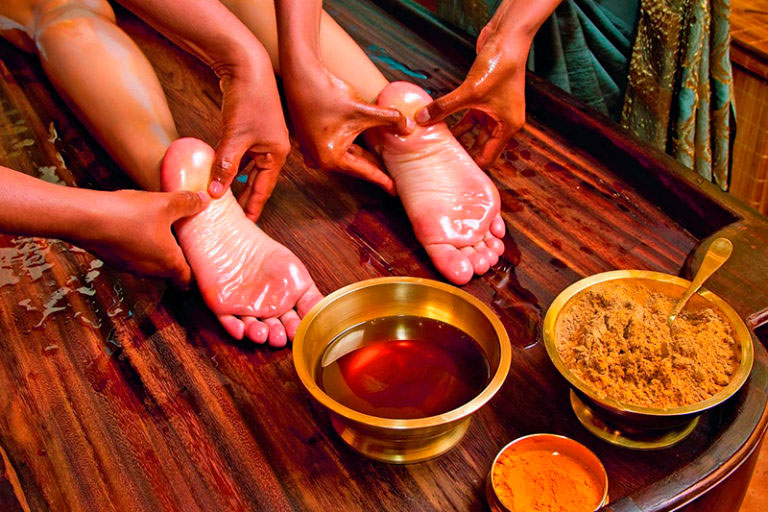 Fußmassage an beiden Füßen