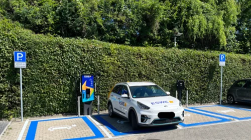 Ein E-Auto steht an der Ladestation.