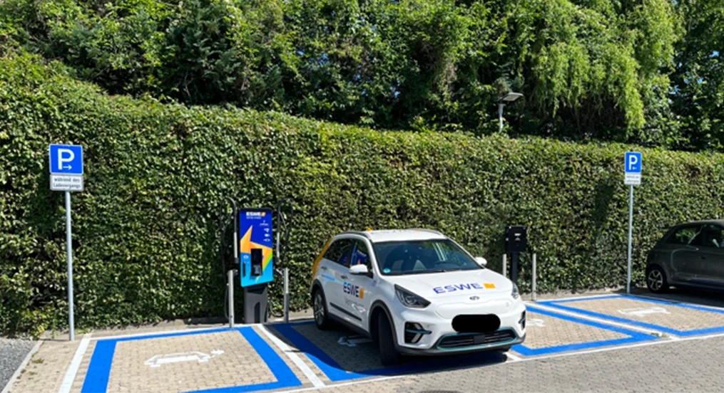 Ein E-Auto steht an der Ladestation.